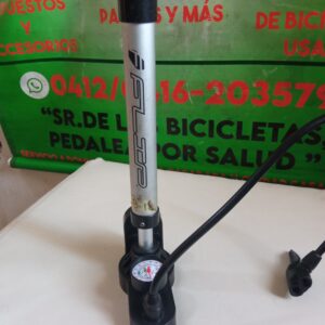 Bomba de pie con manómetro